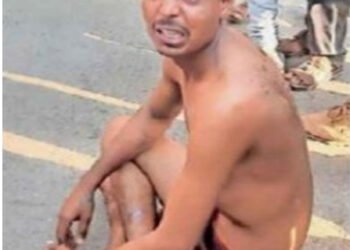 तरुणाने रस्त्यावर केले अर्ध नग्न आंदोलन