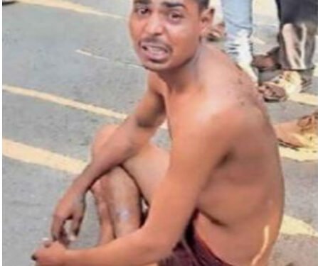 तरुणाने रस्त्यावर केले अर्ध नग्न आंदोलन