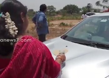 चक्क महिलेनं गाडीच्या बोनेटवर भाजल्या चपात्या ; व्हिडीओ व्हायरल