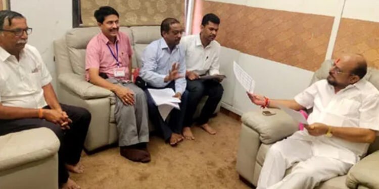 शेतकर्यांना विम्याचे मिळणार ३०२ कोटी रूपये