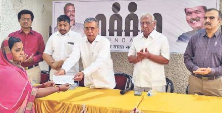 गणपती नगरातील रोटरी हॉलमध्ये मदतीच्या धनादेशाचे वितरण