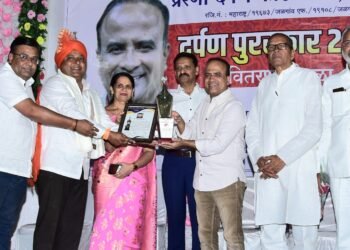 अभिनेते समिर चौगुलेच्या हस्ते नितीन सपके यांना “दर्पण पुरस्कार” प्रदान
