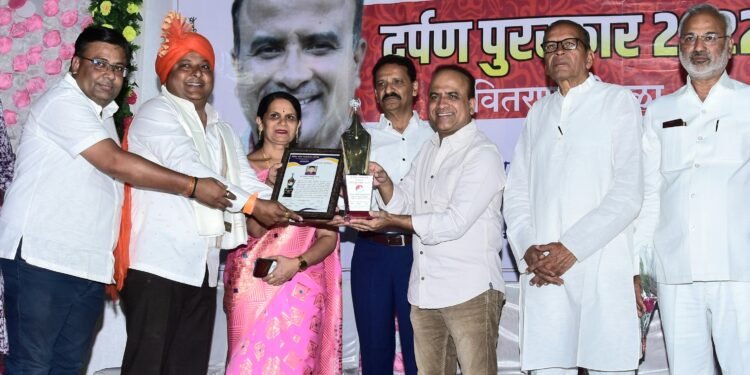 अभिनेते समिर चौगुलेच्या हस्ते नितीन सपके यांना “दर्पण पुरस्कार” प्रदान
