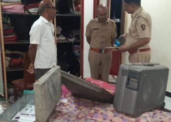 सोन्याच्या दागिन्यासह लाखो रुपयांची चोरी