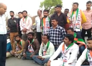 राष्ट्रवादी युवक काँग्रेसच्यावतीने रास्ता रोको आंदोलन