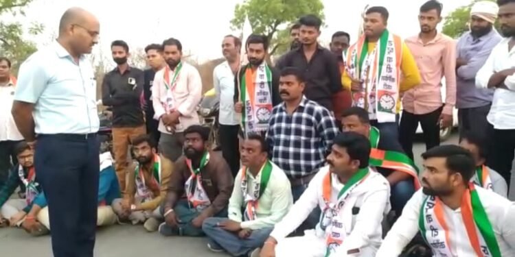 राष्ट्रवादी युवक काँग्रेसच्यावतीने रास्ता रोको आंदोलन
