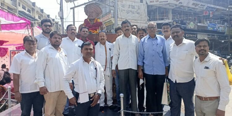 महात्मा जोतिबा फुले यांच्या जयंती निमित्त माल्यार्पण व अभिवादन