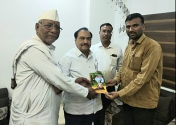 एकनाथराव खडसे यांना ग्रंथ भेट