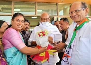 महाविकास आघाडीचे नेते पवार यांचे महापौर महाजन यांनी केले जळगावात स्वागत