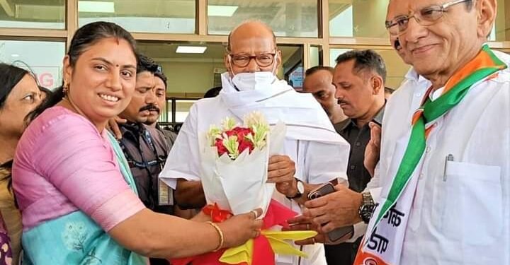 महाविकास आघाडीचे नेते पवार यांचे महापौर महाजन यांनी केले जळगावात स्वागत