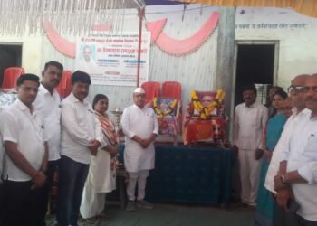 खा.रक्षाताई खडसे यांच्या हस्ते स्व.ईश्वरदास चौधरी यांच्या प्रतिमेचे अनावरण