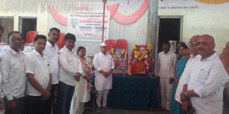 खा.रक्षाताई खडसे यांच्या हस्ते स्व.ईश्वरदास चौधरी यांच्या प्रतिमेचे अनावरण