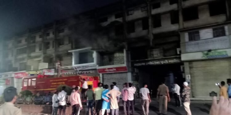 टॉवर चौकातील साडी सेंटरला आग