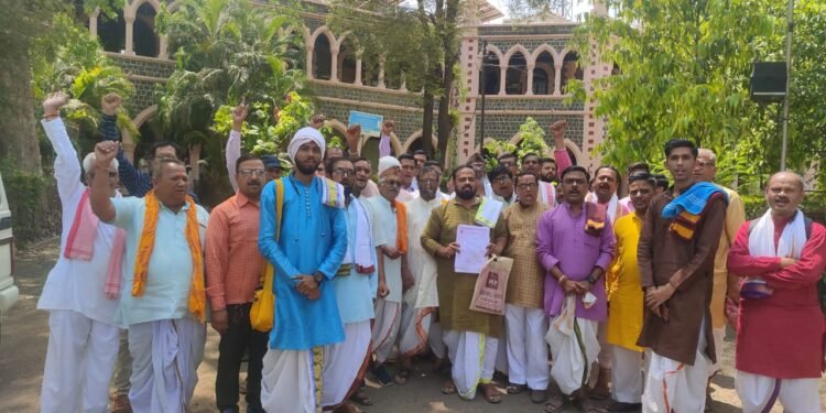 पुरोहित मंडळाचा जिल्हाधिकारी कार्यालयावर मोर्चा