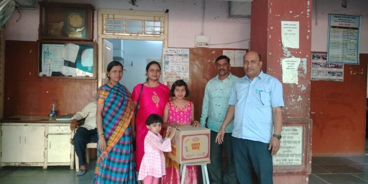 रिमांड होम मध्ये शैक्षणिक साहित्य व खाऊ वाटप