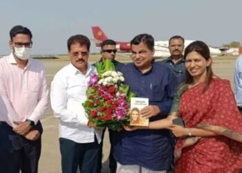केंद्रीय मंत्री गडकरींचे विमानतळावर स्वागत