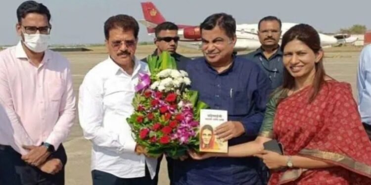 केंद्रीय मंत्री गडकरींचे विमानतळावर स्वागत