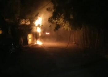 ट्रॅकच्या धडकेमुळे डीपीला आग