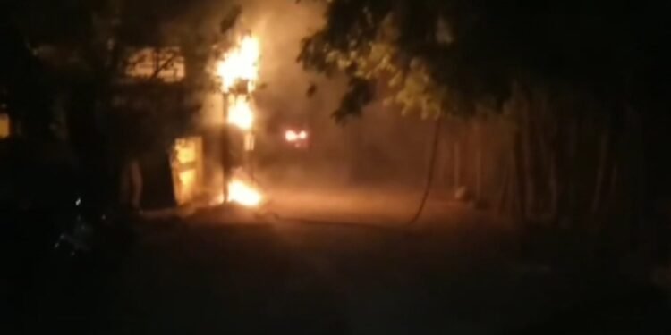 ट्रॅकच्या धडकेमुळे डीपीला आग