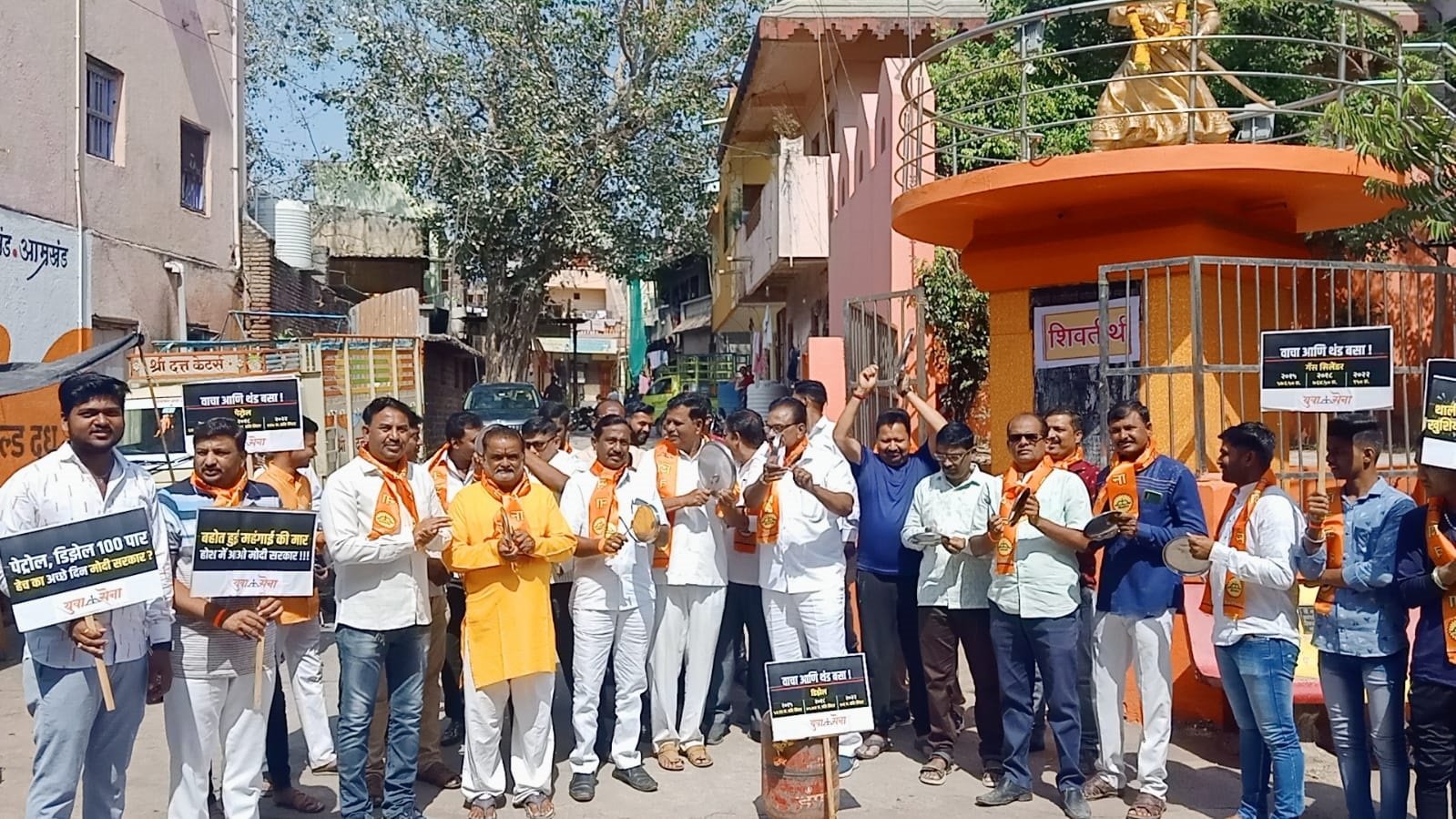 एरंडोलात युवासेनेचे थाळी नाद आंदोलन