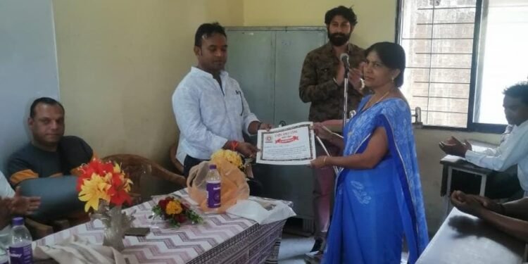 राष्टीय बंजारा परिषदेतर्फ शिक्षकांचा कोरोना योद्धा सन्मान