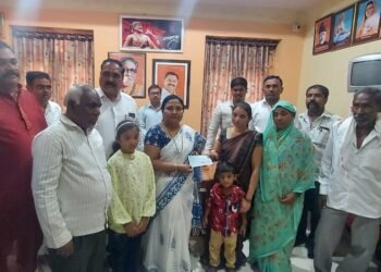 पाचोरा नगरपालिका मयत कर्मचाऱ्यांच्या वारसांना धनादेश वाटप