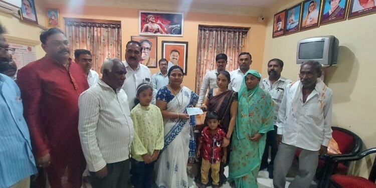 पाचोरा नगरपालिका मयत कर्मचाऱ्यांच्या वारसांना धनादेश वाटप