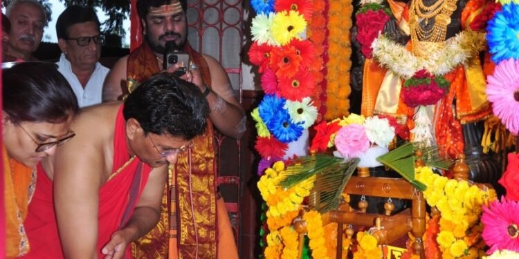 मंगळग्रह मंदिरात विष्णू भंगाळेंच्या हस्ते पूजन