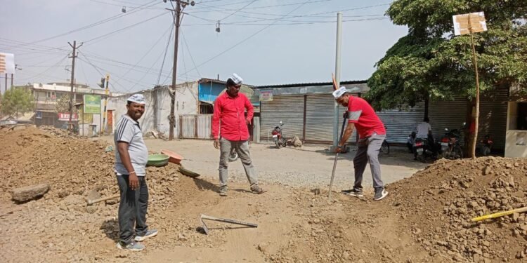 आम आदमी पार्टीने श्रमदान करून केला मनपाचा निषेध