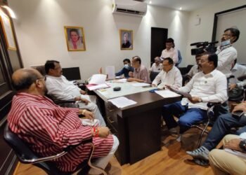 रखडलेल्या पुनर्वसन संदर्भात मंत्र्यांच्या दालनात महत्वपूर्ण बैठक