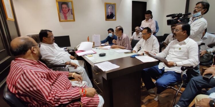 रखडलेल्या पुनर्वसन संदर्भात मंत्र्यांच्या दालनात महत्वपूर्ण बैठक