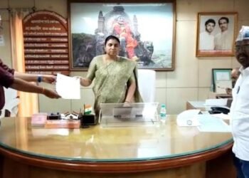 आम आदमी पार्टीचे महापौर महाजन यांना निवेदन