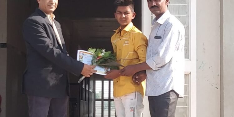 ओम लोहारची मिनी व्हॉलीबॉल स्पर्धेसाठी निवड