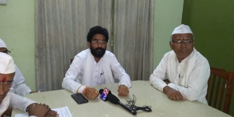 पोलीस निरीक्षक पाटलांना निलंबित करा – जळकेकर महाराज