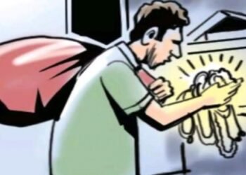 गावाला गेले असतांना चोरटयांनी बंद घर फोडले