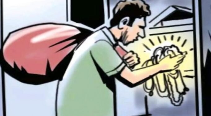 गावाला गेले असतांना चोरटयांनी बंद घर फोडले