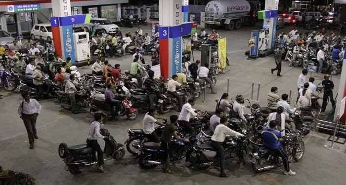 ‘या’ शहरात मिळतंय 1 रुपये लीटर पेट्रोल