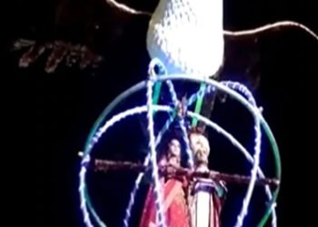 चक्क २०० फूट हवेतून नवरी-नवरदेव मंडपात