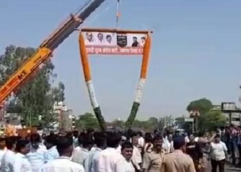 शरद पवारांच्या स्वागताला भला मोठा फुलांचा हार