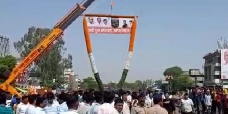 शरद पवारांच्या स्वागताला भला मोठा फुलांचा हार