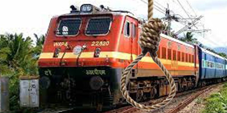 धावत्या रेल्वेत तरुणीचा गळफास