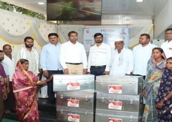 चाळीसगावात कामगारांना सुरक्षा पेटीचे वाटप