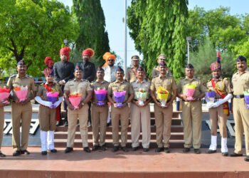 महाराष्ट्र दिनी पालकमंत्र्यांनी केले ध्वजारोहन