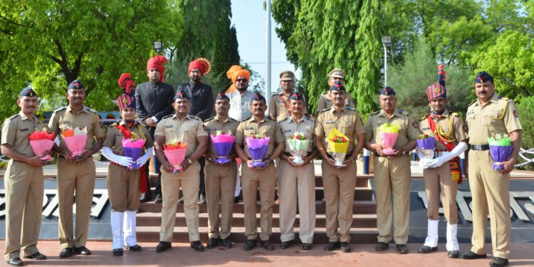 महाराष्ट्र दिनी पालकमंत्र्यांनी केले ध्वजारोहन