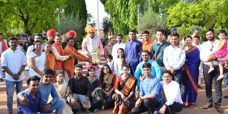 ना.पाटील यांच्याहस्ते समर्थ बहुउद्देशीय संस्था जिल्हा युवा पुरस्काराने सन्मानित