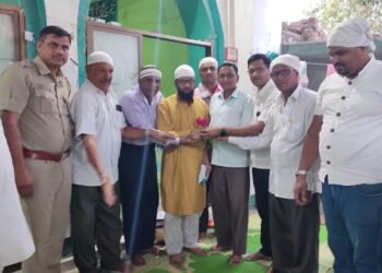 राम मंदिराच्या अध्यक्षांनी दिल्या मौलानांना मशिदीत रोजानिमित्त शुभेच्छा