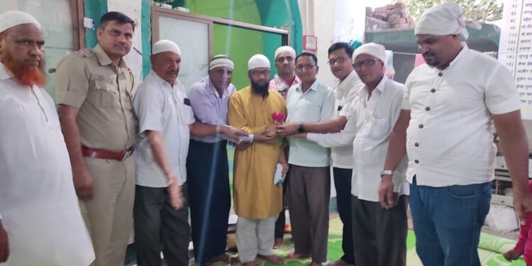 राम मंदिराच्या अध्यक्षांनी दिल्या मौलानांना मशिदीत रोजानिमित्त शुभेच्छा