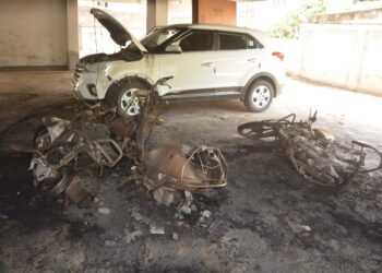 एकाच परिसरातील ५ इमारतीमधील दुचाकी व चारचाकी जाळल्या