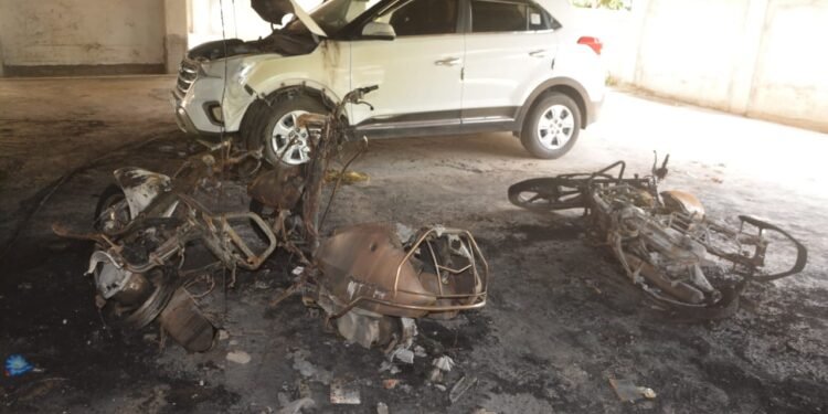 एकाच परिसरातील ५ इमारतीमधील दुचाकी व चारचाकी जाळल्या