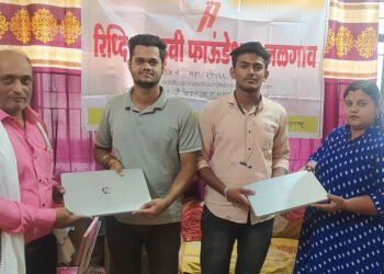 रिद्धी जान्हवी फाउंडेशनतर्फे विद्यार्थ्यांना लॅपटॉप वाटप